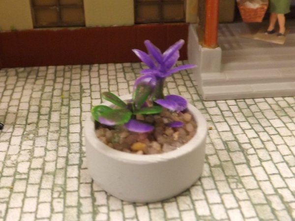 Ein Betonring, bepflanzt mit einem lila Blümchen (11)