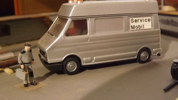 Service Mobil, Silber-Lackierung, Rundumleuchten, mit Monteur.