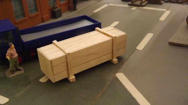 Ladegut: Maschinen-Transportkiste aus echtem Holz, L 5,9cm, (HK1)