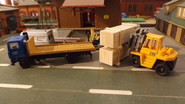 Ladegut: Maschinen-Transportkiste aus echtem Holz, L 5,9cm, (HK1)