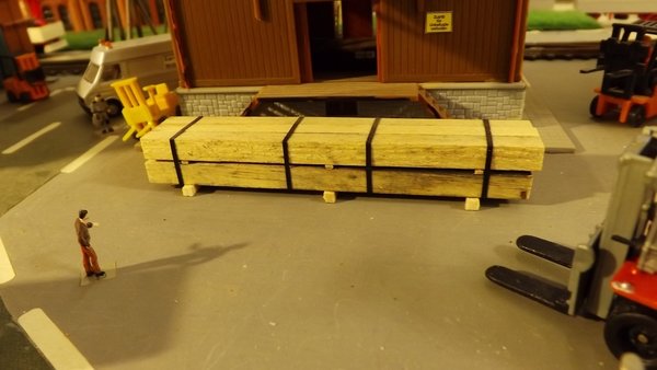 Vierkantholz-Ladung, L 11,5 cm, Echtholz, auf Beilagen + gebündelt